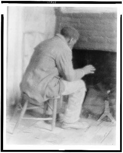 HistoricalFindings Foto: Omul în costum vechi se încălzește singur de șemineu, 1905, Fred Holland Day, Viața domestică