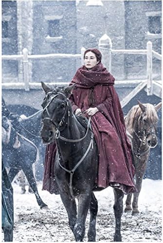 Game of Thrones Carice Van Houten ca Melisandre Rying Horse în Castle Negru de 8 x 10 inch Foto